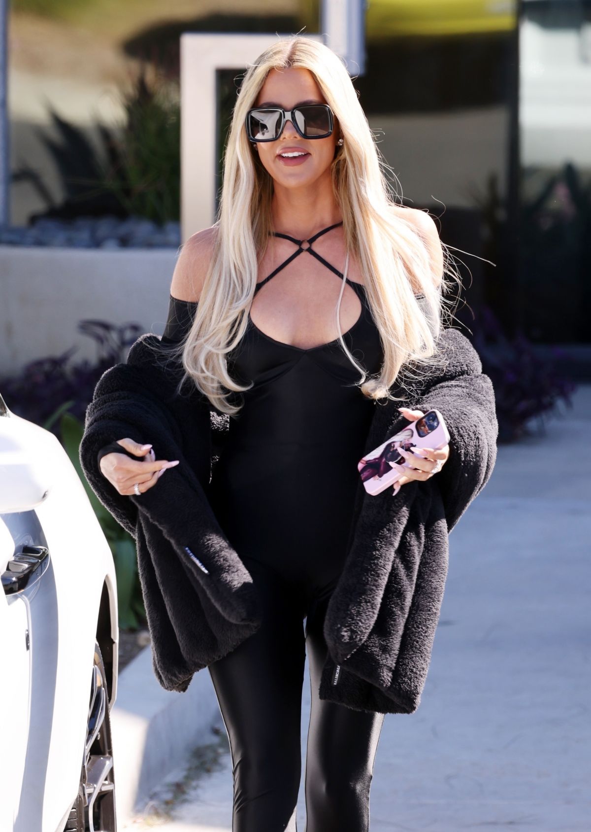 KHLOE KARDASHIAN Out and About in Burbank 02/10/2022 – HawtCelebs