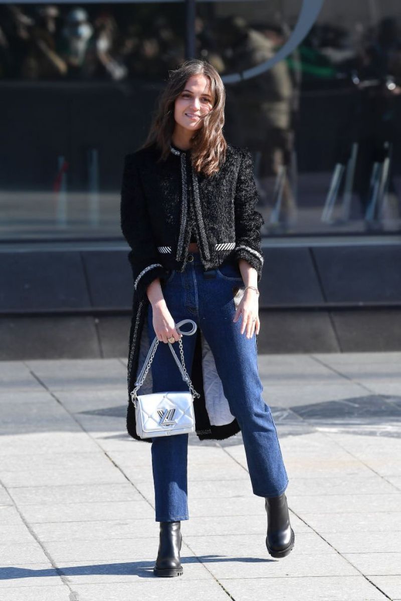 Alicia Vikander Louis Vuitton Fashion Show March 7, 2022 – Star Style