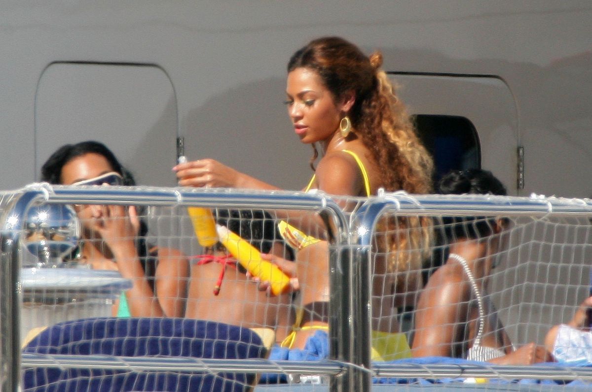 BEYONCE in a Yellow Bikini at a Yacht in Monaco 05/15/2007 – HawtCelebs