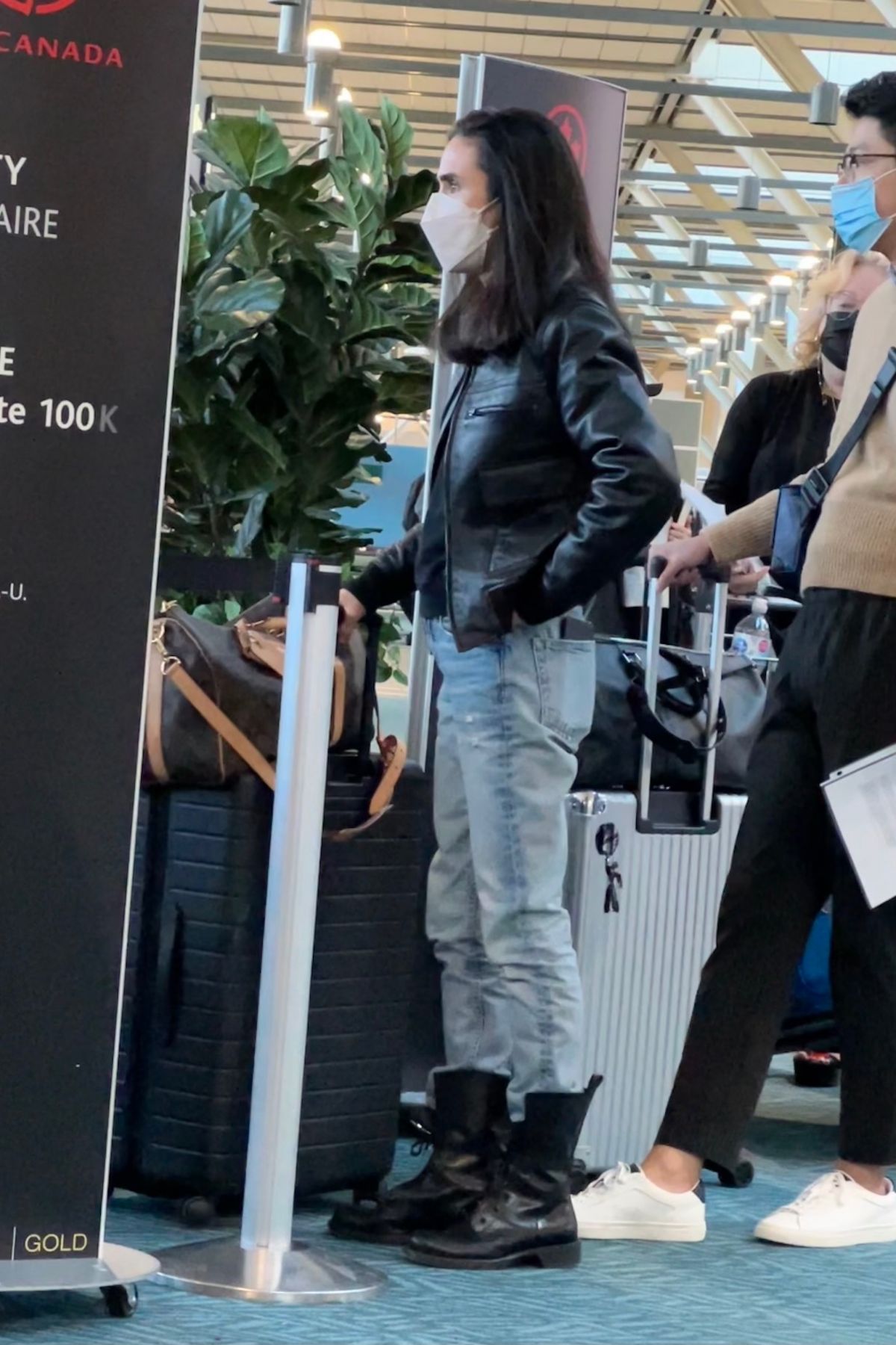 These Celebs Nailed the Art of Airport Style This Year  Celebrity airport  style, Jennifer connelly, Street style