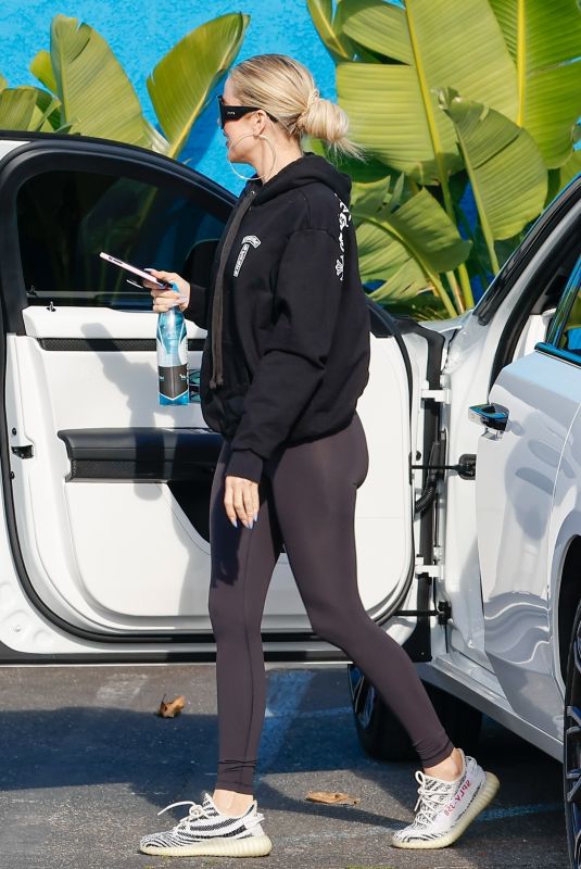 KHLOE KARDASHIAN Arrives at Her Daughter Gymnastic Class in Los Angeles ...