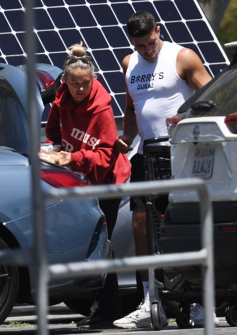 MOLLY MAE HAGUE and Tommy Fury at Heathrow Airport in Los Angeles  05/12/2022 – HawtCelebs