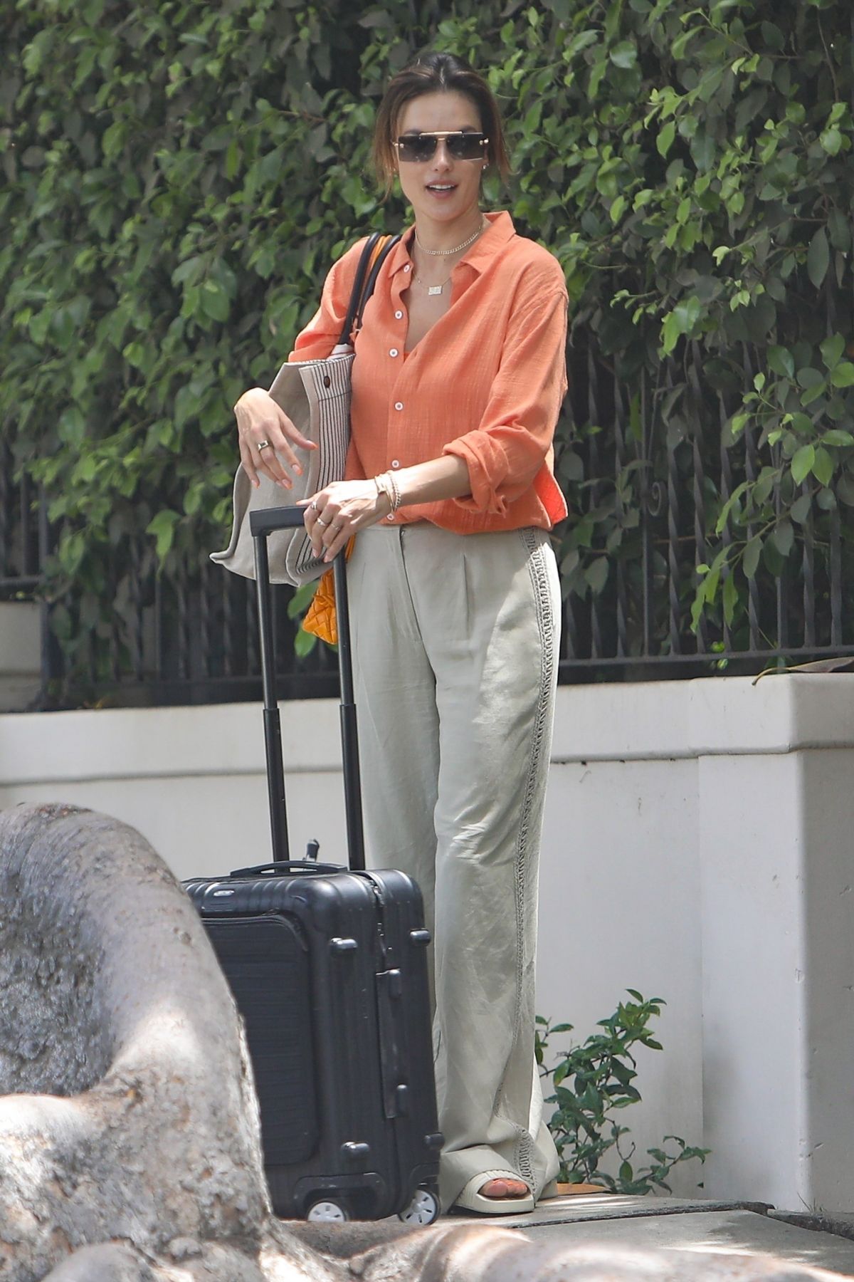 Alessandra Ambrosio traveling with her Limbo Carmona Red #luggage