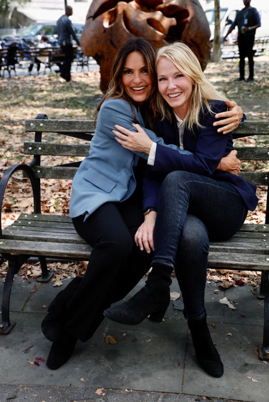 KELLI GIDDISH and MARISKA HARGITAY on the Set of Law and Order: Special Victims Unit in New York 08/04/2022