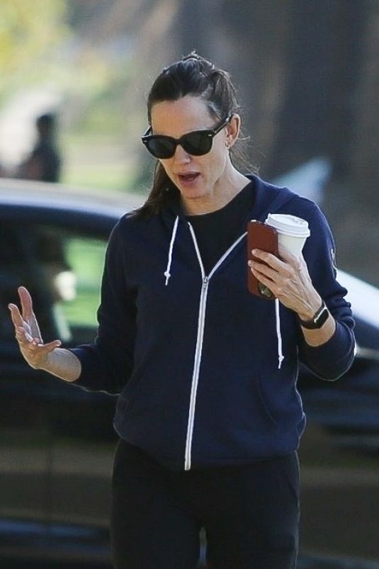 JENNIFER GARNER Out for Morning Cup of Coffee in Brentwood 09/27/2022 ...