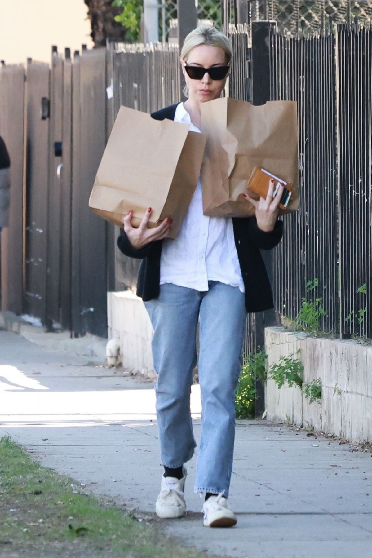 AUBREY PLAZA Shopping at Courage Bagels in Los Angeles 11/27/2022 ...