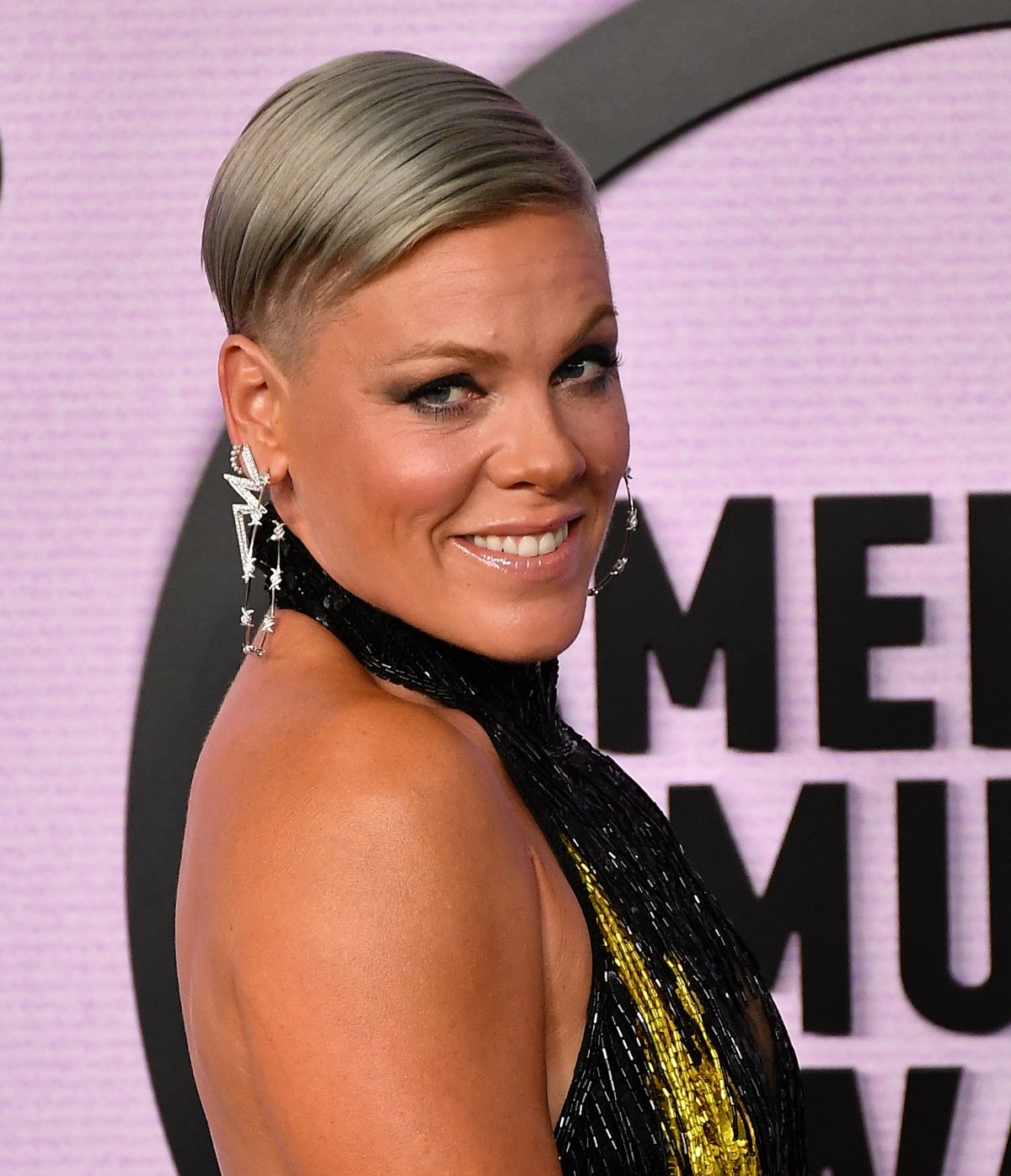 PINK at 2022 American Music Awards in Los Angeles 11/20/2022 – HawtCelebs