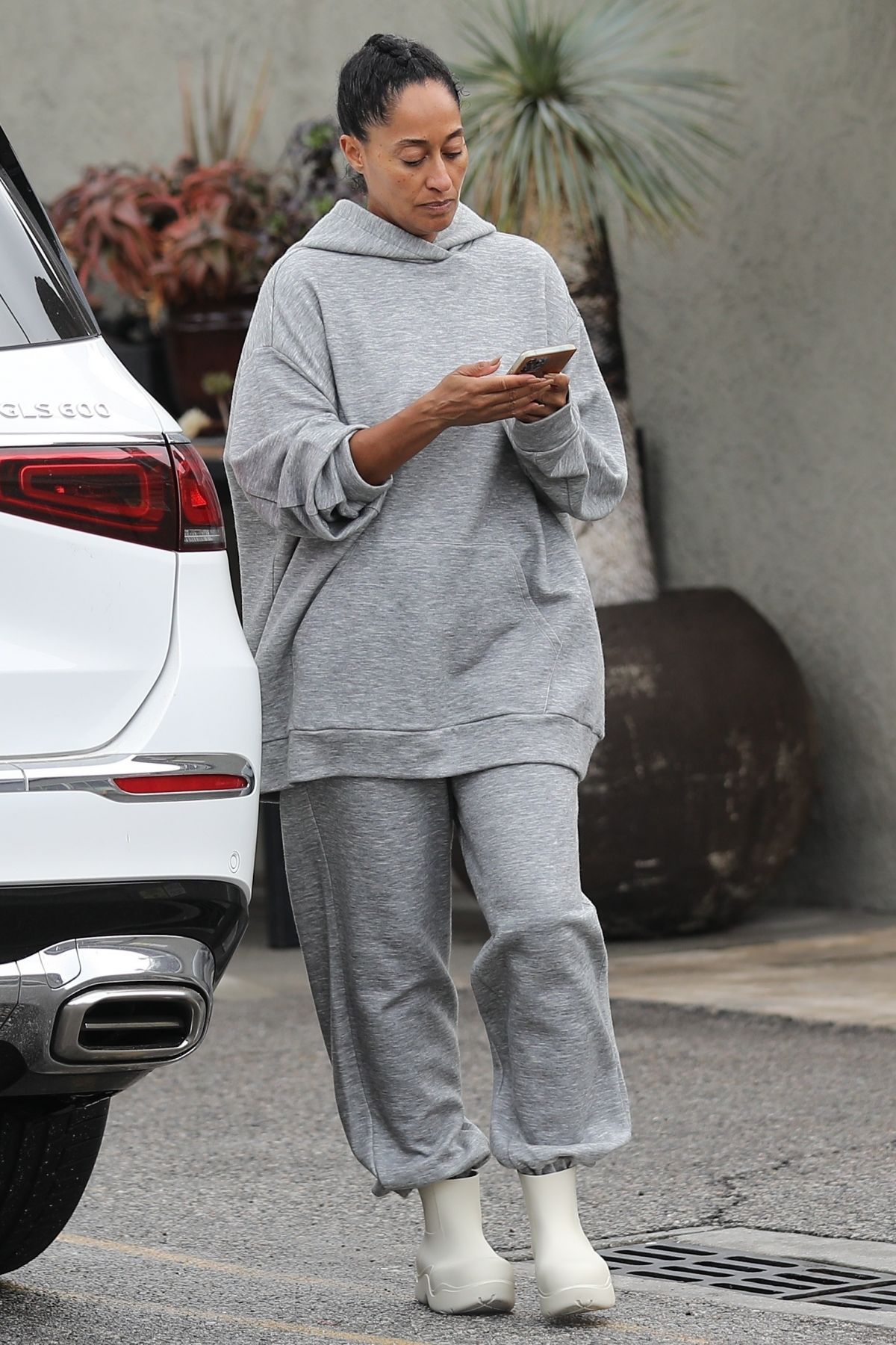 TRACEE ELLIS ROSS Leaves a Nail Spa in Los Angeles 11/08/2022 – HawtCelebs