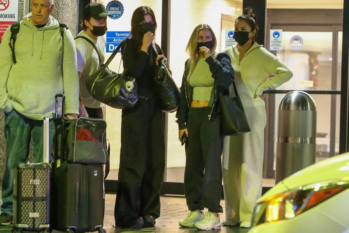Selena Gomez Nicola Peltz And Raquelle Stevens At Miami Airport 11 29 2022 0 