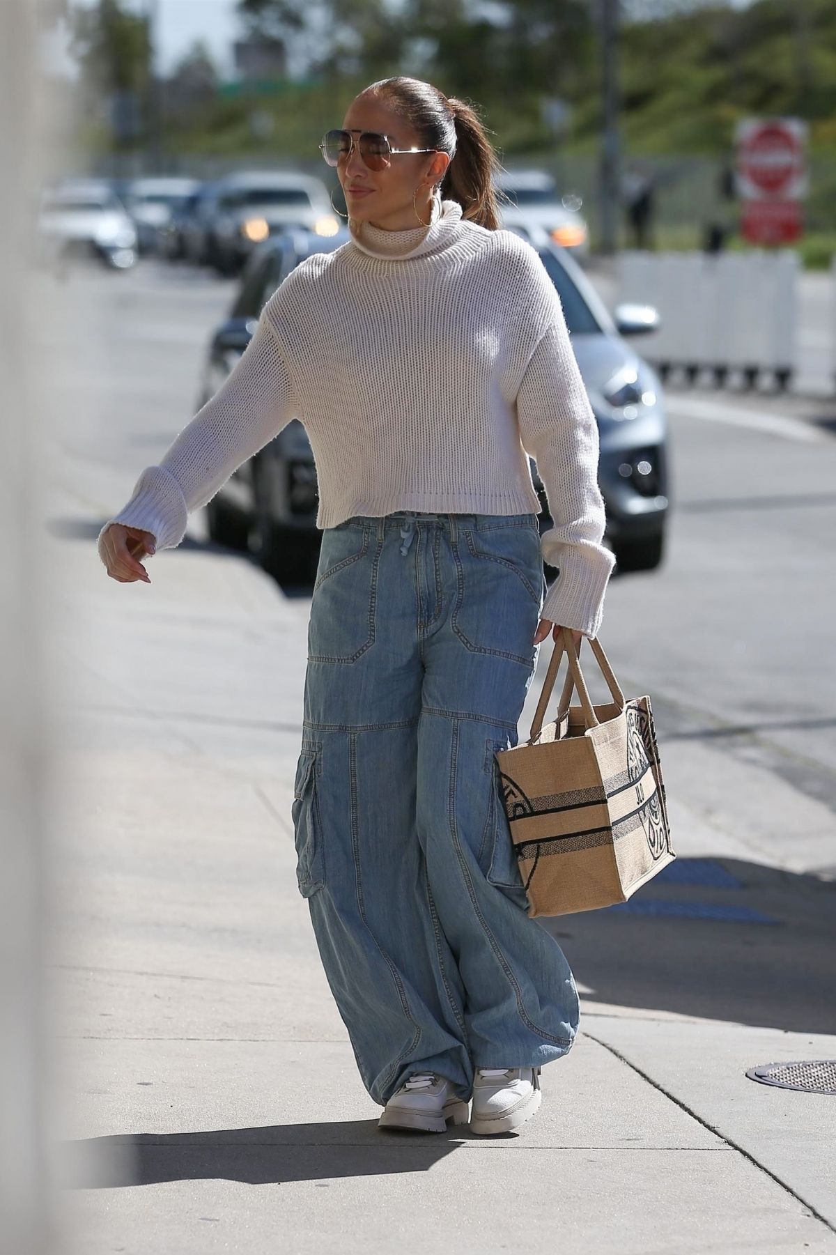Дженифер Лопес в широких джинсах