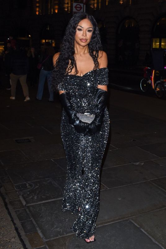 Sarah Jane Crawford Arrives At Vogue X Snapchat Redefining The Body Private View Curated By