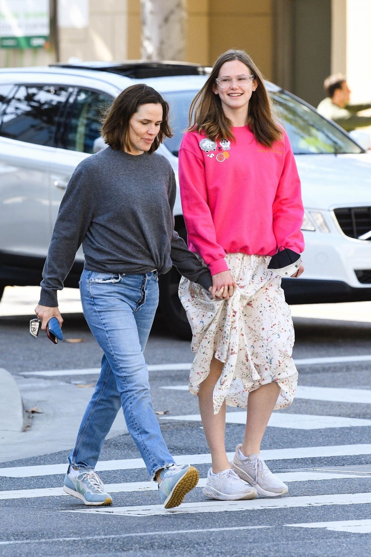 JENNIFER GARNER Out with Her Daughter Violet in Beverly Hills 04/15 ...