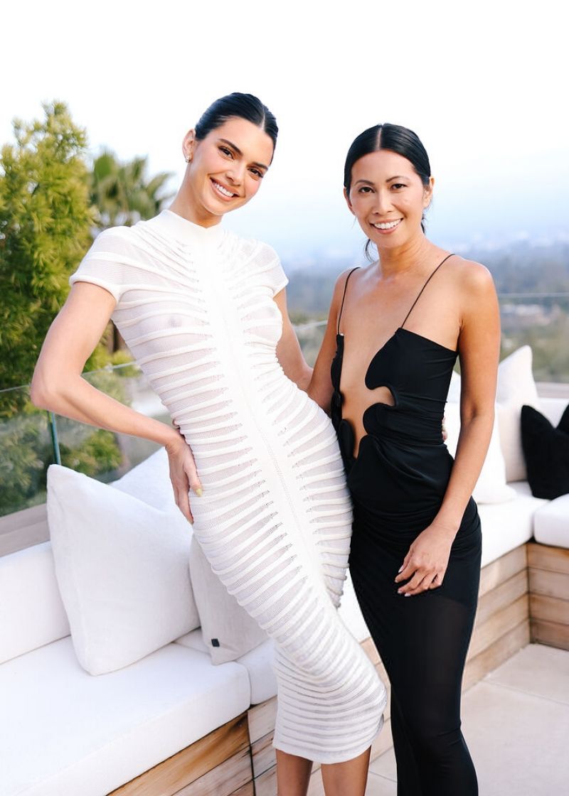 Kendall Jenner Grabs Early Dinner With Friends in Beverly Hills: Photo  4313390, Kendall Jenner Photos