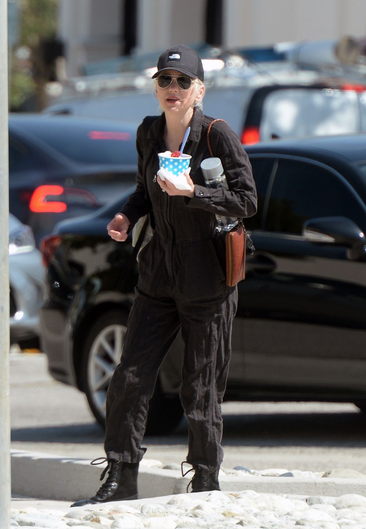 ANNA FARIS Out for Ice Cream in Los Angeles 05/16/2023 – HawtCelebs