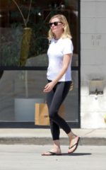 08/18/2023 Rosie Huntington-Whiteley - enjoys a leisurely lunch with a  friend at San Vicente Bungalow in West Hollywood, California, …