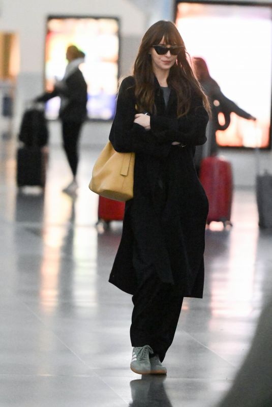 Dakota Johnson Arrives At Jfk Airport In New York 11092023 Hawtcelebs 