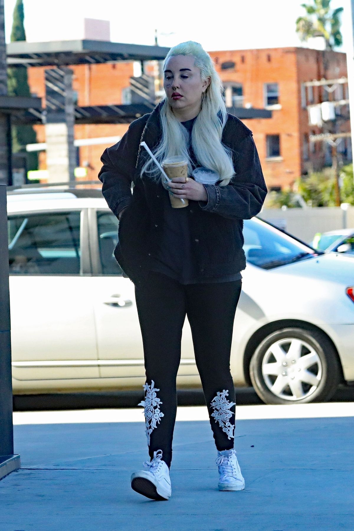 AMANDA BYNES Out for Coffee in Los Angeles 01/09/2024 HawtCelebs