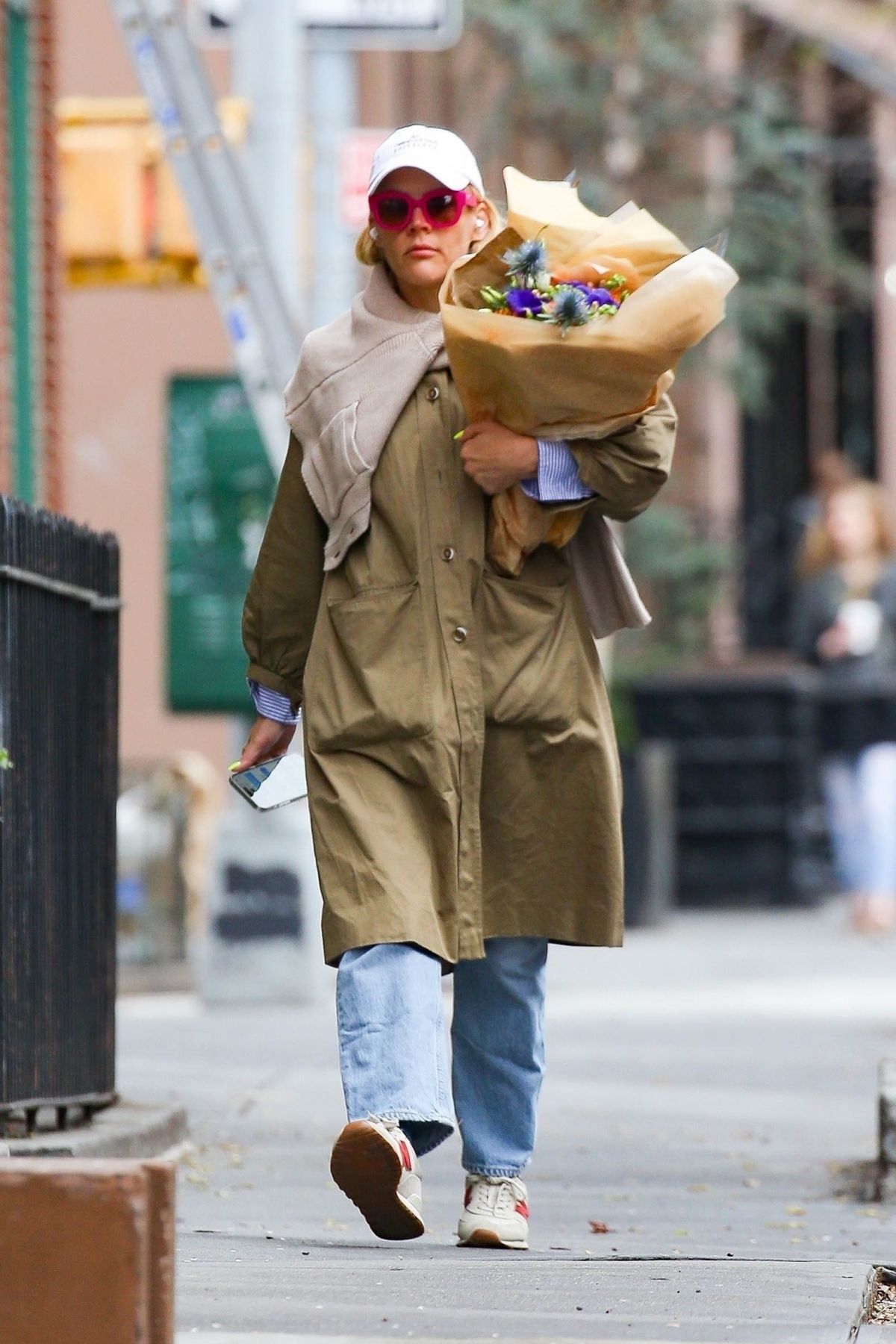 BUSY PHILIPPS Out Shopping Flowers in New York 04/13/2024 – HawtCelebs