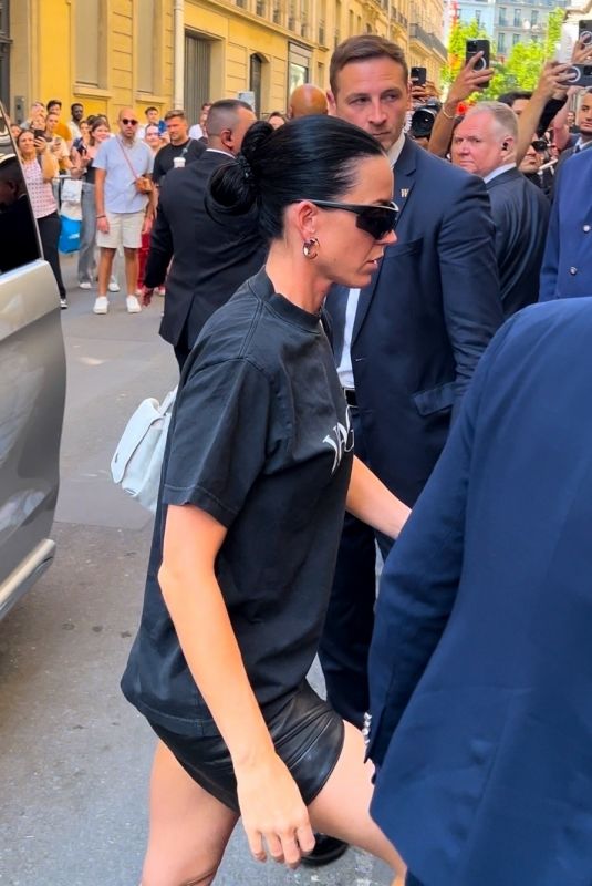 KATY PERRY Arrives at Vogue Event in Paris 06/23/2024