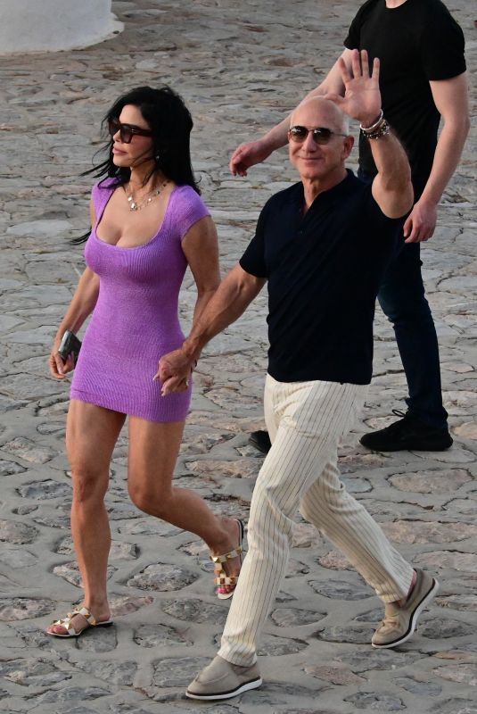 LAUREN SANCHEZ Enjoyed a Romantic Evening on Vacation with Jeff Bezos 06/14/2024