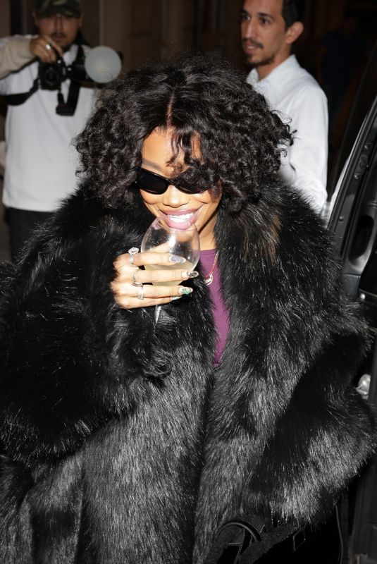 SZA Out for Dinner with Friends in Paris 06/03/2024