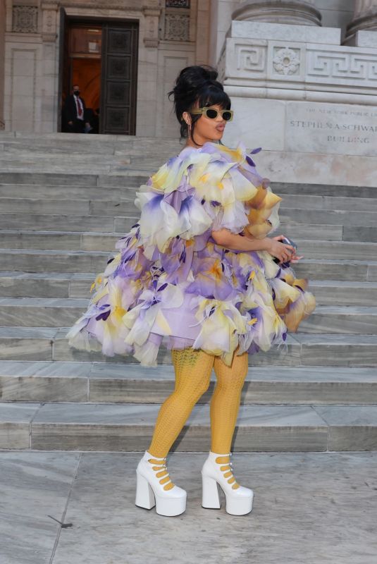 CARDI B Arrives at Marc Jacobs Fashion Show in New York 07/01/2024
